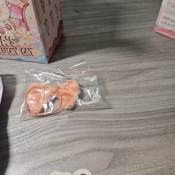 Lilla Lucky Cat Honeyland Enchantment Vinyl Plush Pendent OPEN BOX Mango Milk - Picture 9 of 13